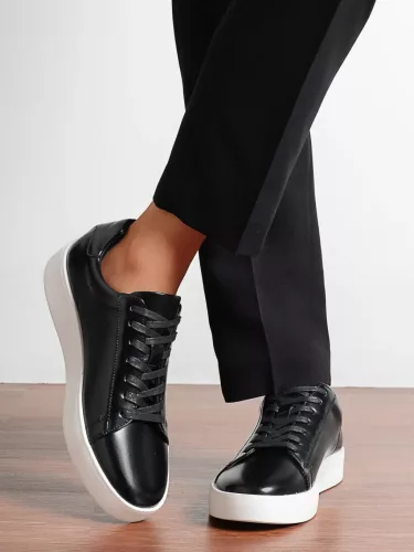 Low-Top Sneaker 